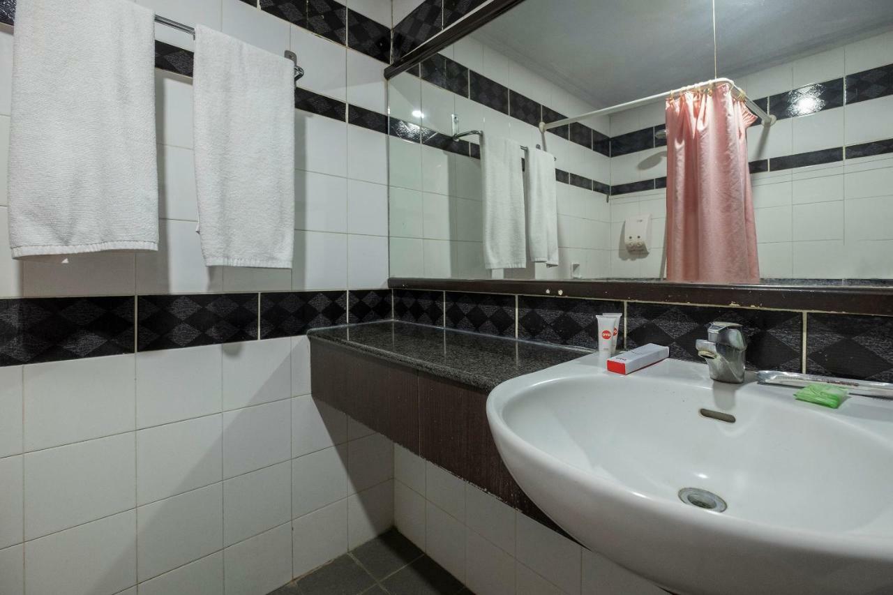 Oyo 628 Losari Metro Makassar Exteriör bild
